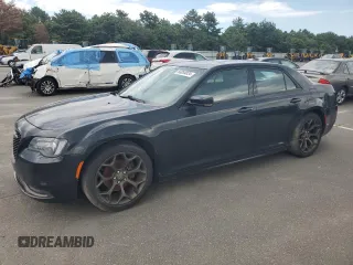 2016 Chrysler 300 S z VIN 2C3CCABG7GH320723, wystawiony jako Copart lot #66854034 z przebiegiem 104 047 mil mil oraz Nie do naprawy • Non repairable. Historia ofert i sprzedaży dostępna na DreamBid. Obrazek 1.