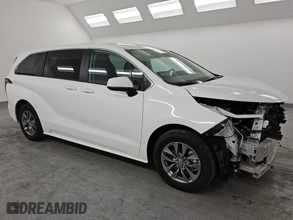 2024 Toyota Sienna LE with VIN 5TDKRKEC7RS190662, listed as a Copart auction lot 51092865 with 34,083 mi miles and Clean Title. Bid and sale history available at carsss.com. Image 4.