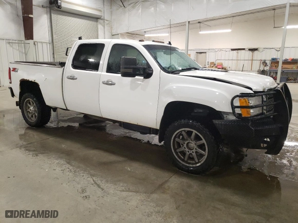 2011 GMC Sierra 2500HD Denali with VIN 1GT125C89BF201957, listed as a Copart auction lot 44702485 with 198,559 mi miles and Salvage Title. Bid and sale history available at carsss.com. Image 4.