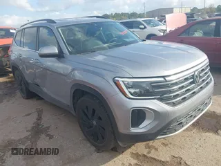 2024 Volkswagen Atlas SE z VIN 1V2WR2CA5RC523976, wystawiony jako IAAI lot #41092917 z przebiegiem 28 065 mil mil oraz . Historia ofert i sprzedaży dostępna na DreamBid. Obrazek 1.