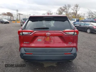 2020 Toyota RAV4 XLE with VIN 2T3P1RFV4LW115588, listed as a IAAI auction lot 40821216 with 60,697 mi miles. Bid and sale history available at carsss.com. Image 16.