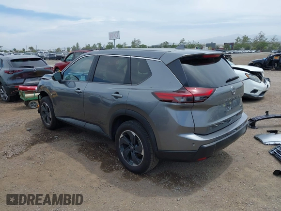 2024 Nissan Rogue SV z VIN JN8BT3BA6RW005788, wystawiony jako IAAI lot #42228429 z przebiegiem 6 097 mil mil oraz . Historia ofert i sprzedaży dostępna na DreamBid. Obrazek 3.