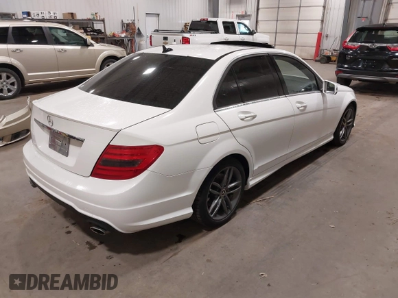 2013 Mercedes-Benz C 300 Sport с VIN WDDGF8AB3DR297543, выставлен на аукционе IAAI как лот 42323929 с пробегом 132 059 миль миль и . История ставок и продаж доступна на DreamBid. Изображение 4.