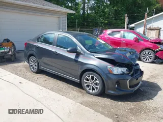 2018 Chevrolet Sonic LT z VIN 1G1JD5SH8J4120589, wystawiony jako IAAI lot #42295645 z przebiegiem 74 794 mil mil oraz . Historia ofert i sprzedaży dostępna na DreamBid. Obrazek 1.