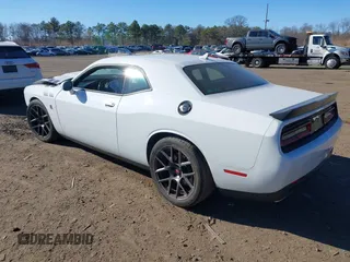 2019 Dodge Challenger R/T Scat Pack z VIN 2C3CDZFJ8KH662417, wystawiony jako IAAI lot #41880921 z przebiegiem 40 314 mil mil oraz . Historia ofert i sprzedaży dostępna na DreamBid. Obrazek 3.