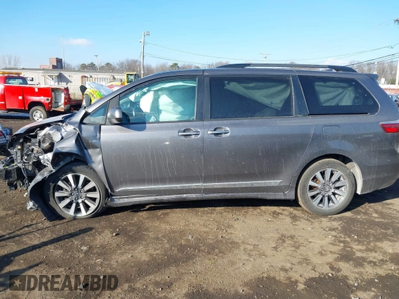 2018 Toyota Sienna XLE with VIN 5TDDZ3DCXJS199733, listed as a IAAI auction lot 41357266 with 66,692 mi miles. Bid and sale history available at carsss.com. Image 14.