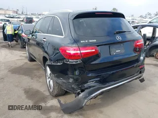 2018 Mercedes-Benz GLC 300 z VIN WDC0G4KBXJV021020, wystawiony jako IAAI lot #42345813 z przebiegiem 62 963 mil mil oraz . Historia ofert i sprzedaży dostępna na DreamBid. Obrazek 3.