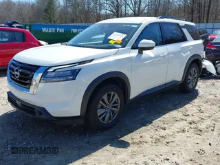 2023 Nissan Pathfinder SV z VIN 5N1DR3BC4PC243511, wystawiony jako IAAI lot #41742729 z przebiegiem 43 909 mil mil oraz . Historia ofert i sprzedaży dostępna na DreamBid. Obrazek 18.