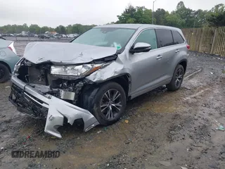 2018 Toyota Highlander LE z VIN 5TDZARFH2JS037796, wystawiony jako IAAI lot #42290819 z przebiegiem 62 638 mil mil oraz . Historia ofert i sprzedaży dostępna na DreamBid. Obrazek 2.