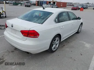2013 Volkswagen Passat SE z VIN 1VWBM7A32DC101749, wystawiony jako IAAI lot #41836320 z przebiegiem 83 725 mil mil oraz . Historia ofert i sprzedaży dostępna na DreamBid. Obrazek 4.