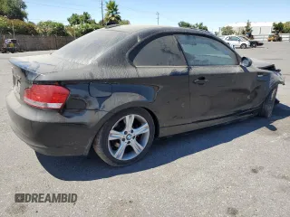 2009 BMW 1 Series 128i z VIN WBAUP73579VF06955, wystawiony jako Copart lot #68562684 z przebiegiem Nie podano mil oraz Szkoda całkowita • Salvage title. Historia ofert i sprzedaży dostępna na DreamBid. Obrazek 3.