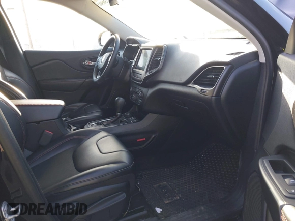 2020 Jeep Cherokee Trailhawk z VIN 1C4PJMBX5LD532516, wystawiony jako IAAI lot #41730502 z przebiegiem 85 543 mil mil oraz . Historia ofert i sprzedaży dostępna na DreamBid. Obrazek 5.