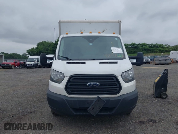 2018 Ford Transit z VIN 1FDBF8ZM3JKA90502, wystawiony jako IAAI lot #42545271 z przebiegiem 104 971 mil mil oraz . Historia ofert i sprzedaży dostępna na DreamBid. Obrazek 6.