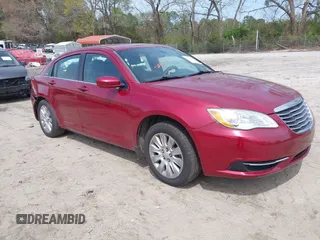 2014 Chrysler 200 LX z VIN 1C3CCBAB1EN209312, wystawiony jako IAAI lot #41932302 z przebiegiem 143 335 mil mil oraz . Historia ofert i sprzedaży dostępna na DreamBid. Obrazek 1.