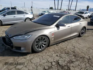 2014 Tesla Model S 60 z VIN 5YJSA1H19EFP55892, wystawiony jako Copart lot #47068905 z przebiegiem Nie podano mil oraz Szkoda całkowita • Salvage title. Historia ofert i sprzedaży dostępna na DreamBid. Obrazek 1.