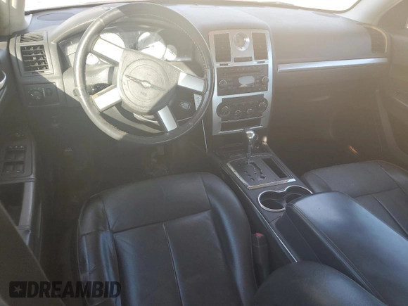 2009 Chrysler 300 z VIN 2C3KK53V09H568544, wystawiony jako Copart lot #47015735 z przebiegiem 126 245 mil mil oraz Szkoda całkowita • Salvage title. Historia ofert i sprzedaży dostępna na DreamBid. Obrazek 8.