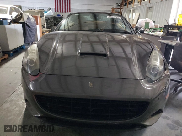 2010 Ferrari California z VIN ZFF65LJA8A0168430, wystawiony jako Copart lot #50759965 z przebiegiem 26 006 mil mil oraz Szkody całkowita. Historia ofert i sprzedaży dostępna na DreamBid. Obrazek 5.