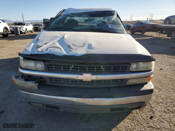 2000 Chevrolet Silverado 1500 LS with VIN 2GCEC19T9Y1205686, listed as a Copart auction lot 42333435 with 214,064 mi miles and Salvage Title. Bid and sale history available at carsss.com. Image 5.