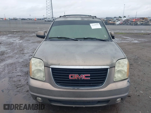 2007 GMC Yukon XL SLT with VIN 1GKFK16327J266852, listed as a IAAI auction lot 41198942 with 243,905 mi miles. Bid and sale history available at carsss.com. Image 12.