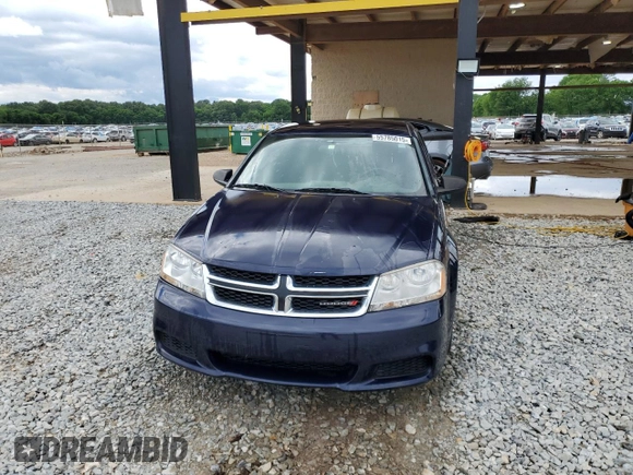 2014 Dodge Avenger SE z VIN 1C3CDZAB0EN140490, wystawiony jako Copart lot #55785015 z przebiegiem 151 224 mil mil oraz Szkody całkowita. Historia ofert i sprzedaży dostępna na DreamBid. Obrazek 5.
