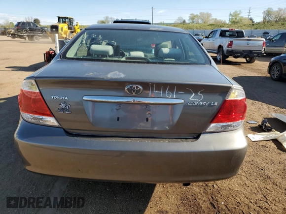 2005 Toyota Camry LE z VIN 4T1BE30KX5U617902, wystawiony jako Copart lot #56540005 z przebiegiem 224 421 mil mil oraz Szkoda całkowita • Salvage title. Historia ofert i sprzedaży dostępna na DreamBid. Obrazek 6.