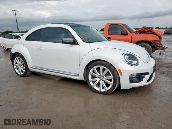 2014 Volkswagen Beetle 1.8T z VIN 3VWJ17AT5EM652990, wystawiony jako Copart lot #60094715 z przebiegiem 109 911 mil mil oraz Szkoda całkowita • Salvage title. Historia ofert i sprzedaży dostępna na DreamBid. Obrazek 4.