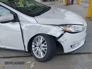 2018 Ford Focus Titanium z VIN 1FADP3N27JL314856, wystawiony jako IAAI lot #42553390 z przebiegiem 82 936 mil mil oraz . Historia ofert i sprzedaży dostępna na DreamBid. Obrazek 6.