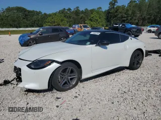 2023 Nissan Z Sport z VIN JN1BZ4AH8PM311031, wystawiony jako Copart lot #71440734 z przebiegiem 32 101 mil mil oraz Szkody całkowita. Historia ofert i sprzedaży dostępna na DreamBid. Obrazek 1.