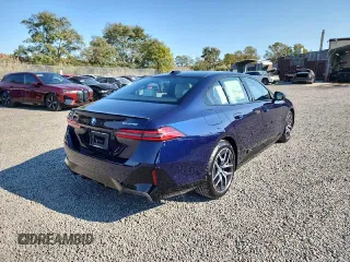 2024 BMW i5 eDrive40 z VIN WBY33FK03RCR31834, wystawiony jako Copart lot #76007834 z przebiegiem 60 mil mil oraz Szkody całkowita. Historia ofert i sprzedaży dostępna na DreamBid. Obrazek 4.