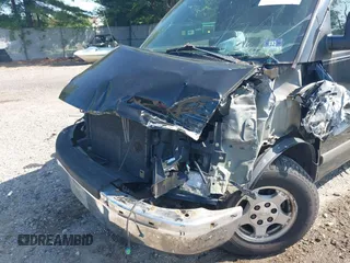 2005 Chevrolet Express Passenger z VIN 1GNFG15T751169844, wystawiony jako IAAI lot #42393893 z przebiegiem 226 673 mil mil oraz . Historia ofert i sprzedaży dostępna na DreamBid. Obrazek 6.