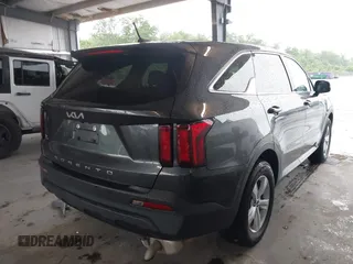 2022 Kia Sorento LX z VIN 5XYRG4LC9NG076804, wystawiony jako IAAI lot #42288908 z przebiegiem 56 750 mil mil oraz . Historia ofert i sprzedaży dostępna na DreamBid. Obrazek 4.
