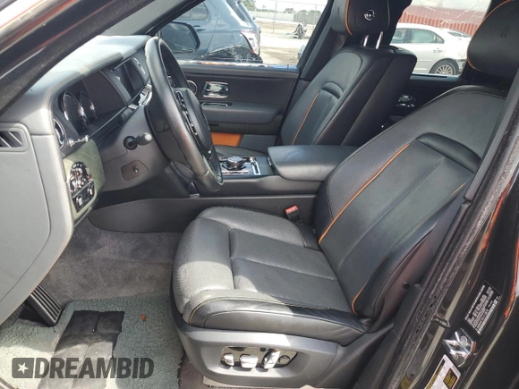2019 Rolls-Royce Cullinan z VIN SLA689X51KU113872, wystawiony jako Copart lot #65135234 z przebiegiem Nie podano mil oraz Szkody całkowita. Historia ofert i sprzedaży dostępna na DreamBid. Obrazek 7.