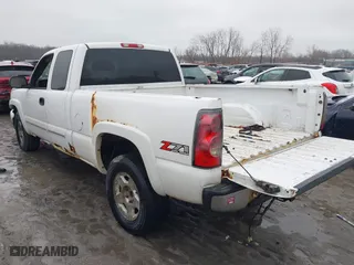 2006 Chevrolet Silverado 1500 LT2 with VIN 2GCEK19B161147287, listed as a IAAI auction lot 41508773 with 202,155 mi miles. Bid and sale history available at carsss.com. Image 3.
