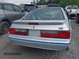 1993 Ford Mustang z VIN 1FACP41M1PF132473, wystawiony jako IAAI lot #42266009 z przebiegiem 53 777 mil mil oraz . Historia ofert i sprzedaży dostępna na DreamBid. Obrazek 15.