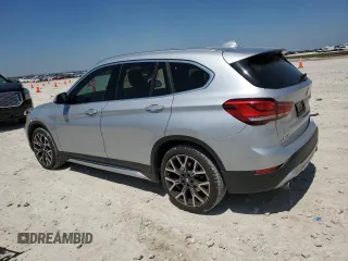 2021 BMW X1 sDrive28i z VIN WBXJG7C04M5T32801, wystawiony jako Copart lot #52046425 z przebiegiem 45 584 mil mil oraz Szkody całkowita. Historia ofert i sprzedaży dostępna na DreamBid. Obrazek 2.
