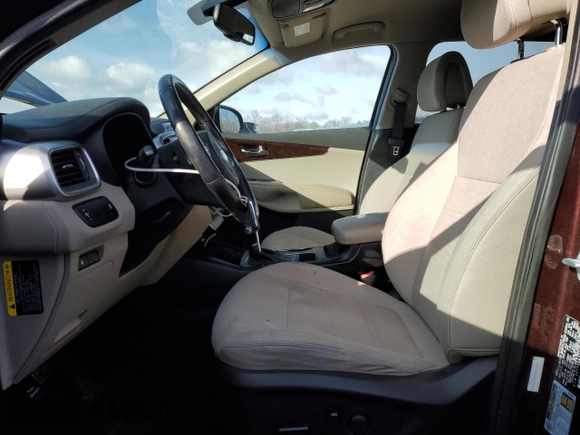 2016 Kia Sorento LX z VIN 5XYPGDA55GG114138, wystawiony jako Copart lot #45739435 z przebiegiem 100 010 mil mil oraz Szkoda całkowita • Salvage title. Historia ofert i sprzedaży dostępna na DreamBid. Obrazek 7.