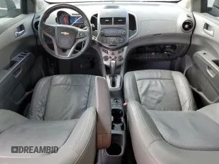 2012 Chevrolet Sonic LTZ z VIN 1G1JE6SH9C4130554, wystawiony jako Copart lot #45020925 z przebiegiem 152 038 mil mil oraz Czysty tytuł • Clean title. Historia ofert i sprzedaży dostępna na DreamBid. Obrazek 8.