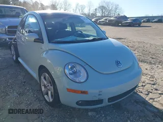 2010 Volkswagen New Beetle Coupe with VIN 3VWRW3AG6AM032191, listed as a IAAI auction lot 41571281 with 86,500 mi miles. Bid and sale history available at carsss.com. Image 1.
