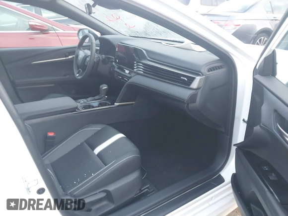 2025 Toyota Camry LE z VIN 4T1DAACK7SU152544, wystawiony jako IAAI lot #42489001 z przebiegiem 1 308 mil mil oraz . Historia ofert i sprzedaży dostępna na DreamBid. Obrazek 5.