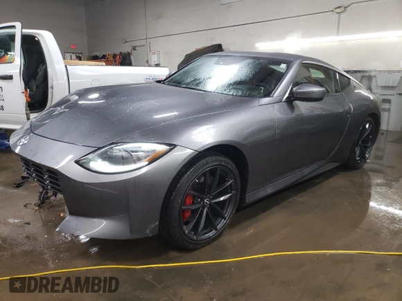 2024 Nissan Z Performance z VIN JN1BZ4BH4RM362110, wystawiony jako Copart lot #80097174 z przebiegiem 2 745 mil mil oraz Szkoda całkowita • Salvage title. Historia ofert i sprzedaży dostępna na DreamBid. Obrazek 1.