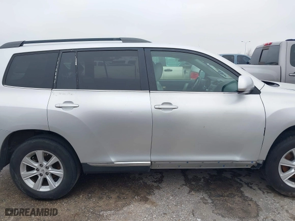 2011 Toyota Highlander with VIN 5TDZK3EH9BS030051, listed as a IAAI auction lot 41436897 with 253,513 mi miles. Bid and sale history available at carsss.com. Image 14.