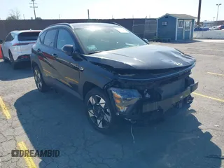 2024 Hyundai Kona SEL z VIN KM8HCCAB6RU059406, wystawiony jako IAAI lot #41969790 z przebiegiem 13 353 mil mil oraz . Historia ofert i sprzedaży dostępna na DreamBid. Obrazek 1.