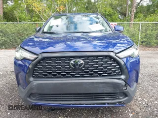2022 Toyota Corolla Cross LE z VIN 7MUBAAAG0NV011047, wystawiony jako IAAI lot #41996725 z przebiegiem 56 935 mil mil oraz . Historia ofert i sprzedaży dostępna na DreamBid. Obrazek 13.