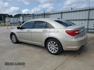 2014 Chrysler 200 Touring z VIN 1C3CCBBB6EN197723, wystawiony jako Copart lot #59495985 z przebiegiem 110 107 mil mil oraz Czysty tytuł • Clean title. Historia ofert i sprzedaży dostępna na DreamBid. Obrazek 2.