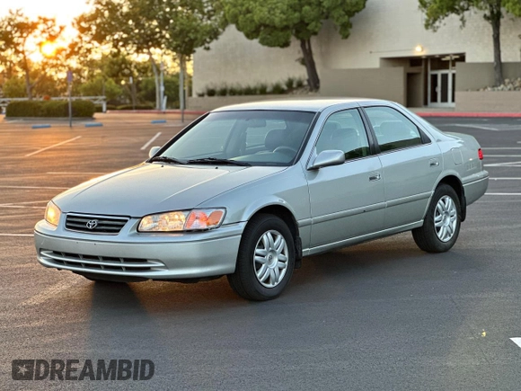 2000 Toyota Camry CE z VIN 4T1BG22K2YU669871, wystawiony jako Copart lot #57918075 z przebiegiem 164 842 mil mil oraz Czysty tytuł • Clean title. Historia ofert i sprzedaży dostępna na DreamBid. Obrazek 2.