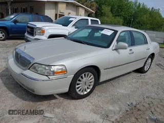 2004 Lincoln Town Car Ultimate z VIN 1LNHM83W64Y683461, wystawiony jako IAAI lot #42393678 z przebiegiem 145 841 mil mil oraz . Historia ofert i sprzedaży dostępna na DreamBid. Obrazek 2.