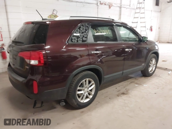 2014 Kia Sorento LX with VIN 5XYKTCA60EG450964, listed as a IAAI auction lot 42039186 with 191,426 mi miles and . Bid and sale history available at carsss.com. Image 4.