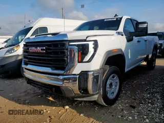 2024 GMC Sierra 2500HD Pro z VIN 1GT58LE7XRF163495, wystawiony jako Copart lot #56047505 z przebiegiem 54 355 mil mil oraz Szkoda całkowita • Salvage title. Historia ofert i sprzedaży dostępna na DreamBid. Obrazek 1.