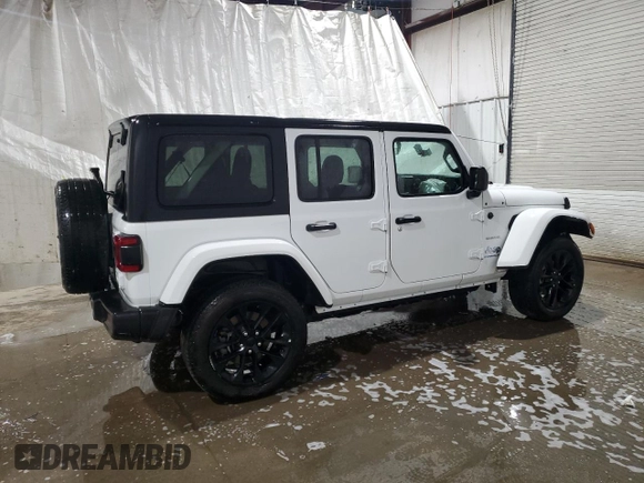 2023 Jeep Wrangler Sahara z VIN 1C4JJXP61PW696072, wystawiony jako Copart lot #57859545 z przebiegiem 42 136 mil mil oraz Czysty tytuł • Clean title. Historia ofert i sprzedaży dostępna na DreamBid. Obrazek 3.