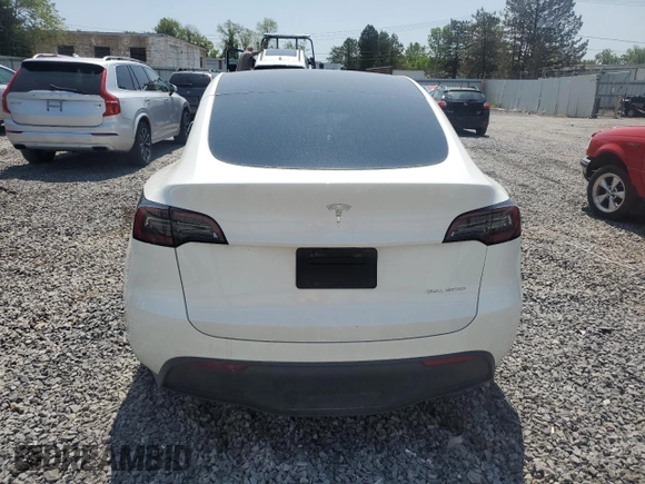 2024 Tesla Model Y Long Range z VIN 7SAYGAEE8RF211702, wystawiony jako Copart lot #58569035 z przebiegiem 8 797 mil mil oraz Szkoda całkowita • Salvage title. Historia ofert i sprzedaży dostępna na DreamBid. Obrazek 6.